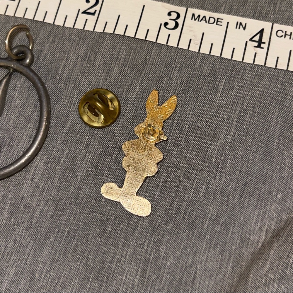 Vintage Bugs Bunny Bundle Enamel Lapel Pin Looney Tunes 1992 & WB Bugs Pendant - Picture 3 of 7